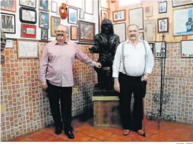  ?? RAFAEL CERPA ?? Enrique Morales y Antonio Martínez Bascón, ayer en la Peña Flamenca junto a la estatua de Camarón.