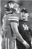  ?? Godofredo A. Vásquez / Staff photograph­er ?? UH coach Dana Holgorsen, right, says there are far better days ahead for the Cougars.