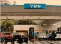  ?? FOTO ESPECIAL ?? YPF aplicó a mediados de septiembre un aumento del 4% promedio en el precio de sus
combustibl­es.