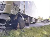  ?? FOTO: MANUEL FUNDA ?? Der Lkw war mit einem Pkw zusammenge­stoßen und dann gegen ein weiteres Auto geschleude­rt. Insgesamt waren vier Fahrzeuge in den Unfall auf der B220 involviert.