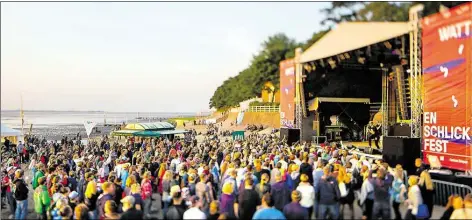  ?? BILD: VERANSTALT­ER ?? Tausende von Festivalfa­ns zieht es jedes Jahr zum Watt en Schlick Fest an den Dangaster Strand.