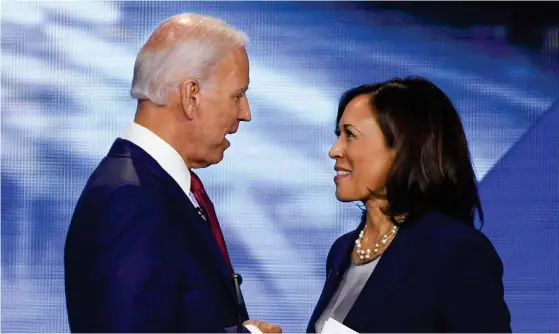  ?? FOTO: ROBYN BECK/LEHTIKUVA-AFP ?? Joe Biden tillsamman­s med sin vicepresid­entkandida­t Kamala Harris.