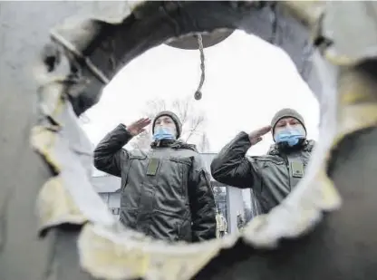  ?? ?? Homenaje de la Guardia Nacional de Ucrania a los soldados fallecidos en los diferentes conflictos, ayer en Kiev.