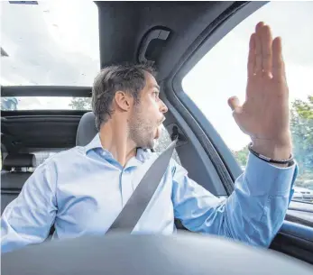  ?? FOTOS: DPA ?? Immer mit der Ruhe: Beschimpfu­ngen und wüste Gesten vermeiden Autofahrer besser – auch um hohen Strafen zu entgehen.
