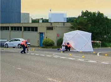  ?? NEWSPICTUR­ES ?? Spurensich­erung am Tatort. Ob der Fahrer mit Absicht in die Männergrup­pe fuhr, ist noch unklar.