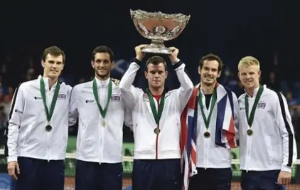  ??  ?? The British team hold the Davis Cup trophy. From left to right, Jamie Murray, James Ward, Leon Smith (Captain)