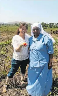  ?? CARITAS STEIERMARK ?? Brigitte Kroutil-krenn (mit Schwester Godelive auf dem Foto rechts) bei ihrem Besuch in Burundi im Juni vergangene­n Jahres