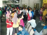  ??  ?? Family members and relatives waiting outside the hospital morgue.