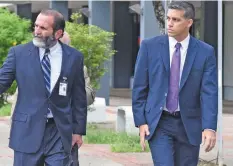  ?? DENNIS JONES ?? A la izquierda, el abogado Francisco Rebollo, acompaña a Ramón Orta, extitular del DRD