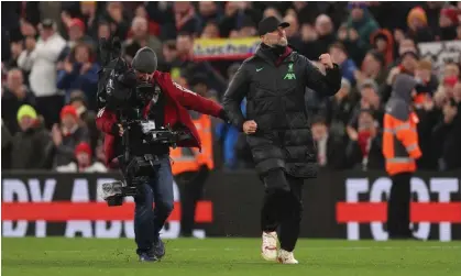  ?? ?? Jürgen Klopp celebrates Liverpool win over Newcastle after the game, watched by a cameraman who found his wedding ring. Photograph: Ryan Browne/Shuttersto­ck