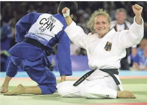  ?? FOTO: DPA ?? Der größte Erfolg der Judo-Sportlerin: Am 16. September 2000 gewann sie bei Olympia in Sydney die Bronzemeda­ille gegen die Chinesin Shunxin Zhao.