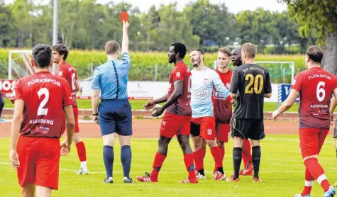  ??  ?? Schon früh – in der 24. Minute – sah Türkspors Patrick Wurm (Zweiter von rechts) die Rote Karte, doch der SV Mering konnte daraus kein Kapital schlagen. Die Meringer verloren das Derby gegen das Team aus Augsburg mit 0:2.