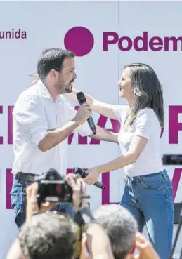  ?? ALBERTO ORTEGA / EUROPA PRESS ?? Belarra se dispone a abrazar a Garzón en el acto de ayer en Madrid.