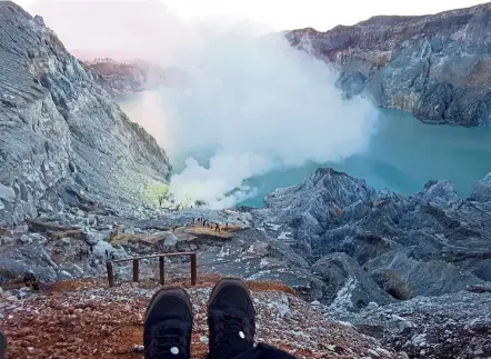  ?? — Photos: MICHELLE CHRISTINE ?? Taking a breather at the Ijen crater.