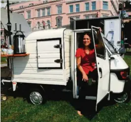  ?? FOTO: PÅL EGIL TORNHOLM ?? KAFFEMOPED: Cecilie Kollstrøm, er med sitt nyeste påfunn, kaffemoped­en enkopptil.