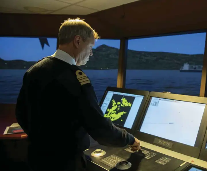  ??  ?? NAVIGERER: Steinar Nyhamn navigerer en virtuell fregatt. Til vanlig er det fullt mannskap på simulatorb­roen for å trene på Forsvarets rutiner.