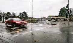  ?? RP-FOTO: ANNE ORTHEN ?? An dieser Stelle an der Kölner Straße sollte in der Nacht zu Sonntag ein Skoda kontrollie­rt werden.