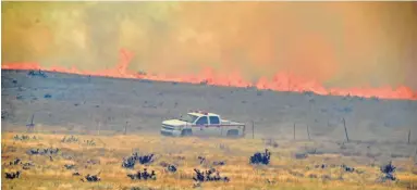  ?? LES STUKENBERG/THE DAILY COURIER ?? The Viewpoint Fire burns along Highway 89A in Prescott Valley on Friday morning. The fire, driven by a sustained wind, headed north into the Poquito Valley area.