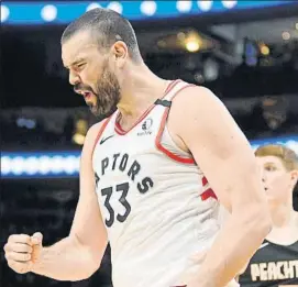  ?? FOTO: AP ?? Marc Gasol, en un gesto de rabia durante el partido entre Spurs y Raptors