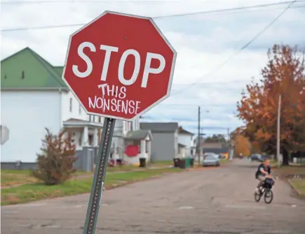  ?? PHOTOS BY LIZ DUFOUR/USA TODAY NETWORK ?? According to police in Portsmouth, Ohio, a neighborho­od just south of 8th Street is plagued by drug dealing, prostituti­on and the illicit sale of OxyContin, a medication for chronic pain.