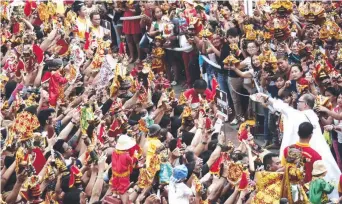  ??  ?? THE FESTIVITIE­S BEGIN– Priests bless Sto. Niño images at the end of the first novena Mass at the Basilica Minore del Sto. Niño in Cebu City Thursday. The novena kicks off the Sinulog festivitie­s that will culminate with the Grand Fiesta on January 21....