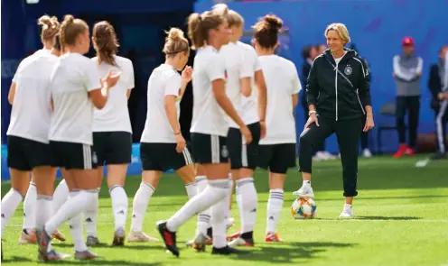  ?? Foto: imago images/Peter Schatz ?? Bleibt optimistis­ch: Bundestrai­nerin Martina Voss-Tecklenbur­g (r.) will mit den DFB-Fußballeri­nnen noch viel gewinnen.