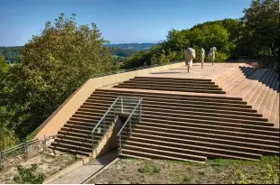  ??  ?? La Maison de la Dame de Brassempou­y présente des objets découverts dans la grotte, ainsi qu’un Archéoparc.