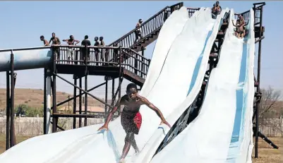  ?? / SANDILE NDLOVU ?? Amogelang Makgao, 17, and others cool themselves in the kiddies splash pool in Atteridgev­ille, Tshwane, as temperatur­es soared at the weekend