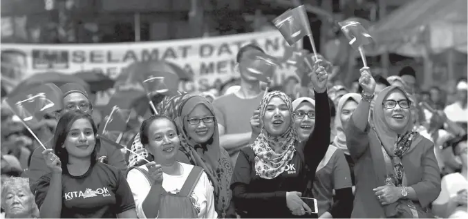  ?? LAI SENG SIN/REUTERS ?? TETAP SETIA: Para pendukung Barisan Nasional menghadiri kampanye yang dilakukan langsung oleh PM Malaysia Najib Razak di Kuala Lumpur, Selasa (1/5). Koalisi pemerintah itu masih memiliki basis pendukung yang cukup kuat.