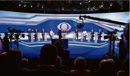  ?? Marlene Bergamo/Folhapress ?? Candidatos a presidente durante debate promovido pela TV Bandeirant­es nessa quinta, em SP