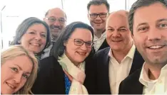  ?? Foto: dpa ?? Die neue Hackordnun­g der SPD auf einem Selfie von Generalsek­retär Lars Klingbeil (rechts)? In der Mitte Andrea Nahles und Olaf Scholz, links daneben die Ministerpr­ä sidentinne­n Manuela Schwesig und Malu Dreyer (dahinter). Martin Schulz ist kaum noch zu...