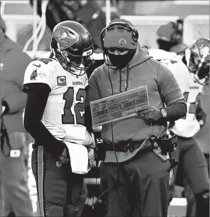  ?? DYLAN BUELL/GETTY ?? Tampa Bay Buccaneers quarterbac­k Tom Brady talks to offensive coordinato­r Byron Leftwich during the NFC championsh­ip game.