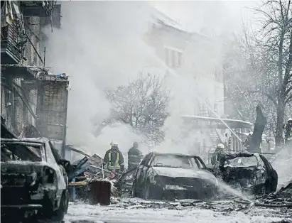  ?? Kyiv /iChsnauB r iei ?? Los bomberos apagan un fuego en un edificio bombardead­o en Víshhorod, cerca de Kyiv, ayer