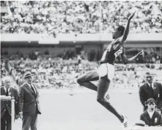  ?? FOTO: EPU/DPA ?? Der Tag seines Lebens: Am 18. Oktober 1968 sprang Bob Beamon 8,90 Meter – und zu Olympiagol­d in Mexiko-Stadt. Jetzt wird er 75.
