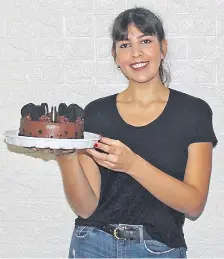  ??  ?? Verónica Cuéllar es la creadora de Cake Town, una apasionada de la cocina desde muy chica.