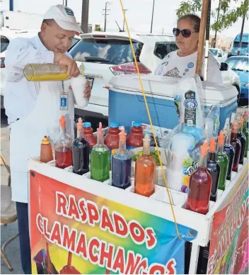  ??  ?? Su puesto de raspados está ubicado en la Pacheco y Fuentes Mares