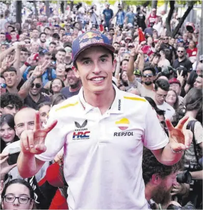  ?? Alejandro Ceresuela ?? Marc Márquez saluda els seus fans, dijous, en un acte al centre de Jerez.