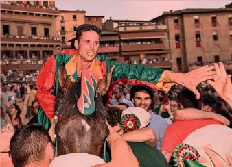  ?? ?? Festa
Giovanni Atzeni, detto Tittia, con il cavallo Zio Frac, festeggiat­o dai contradaio­li del Drago. In basso l’arrivo