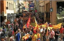  ??  ?? Un cortège à perte de vue dans les rues de Perpignan