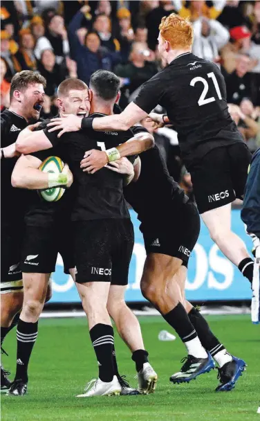  ?? Agence France-presse ?? New Zealand’s Jordie Barrett (second left) celebrates with team-mates after scoring a last minute try against Australia during their Rugby Championsh­ip match on Thursday.