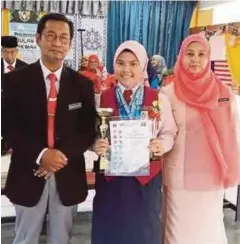  ??  ?? Adriana ketika menerima anugerah cemerlang peringkat sekolah.