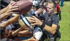 ?? MARK RIGHTMIRE — THE ORANGE COUNTY REGISTER VIA AP ?? Saints quarterbac­k Drew Brees signs autographs for fans following a joint practice with the Los Angeles Chargers in Costa Mesa, Calif., on Thursday.