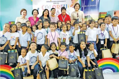  ??  ?? START ‘EM YOUNG Students of Parañaque Elementary School with City of Dreams Manila officers.