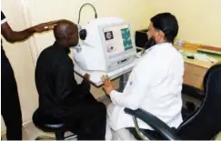  ??  ?? A doctor examines a patient with modern machine