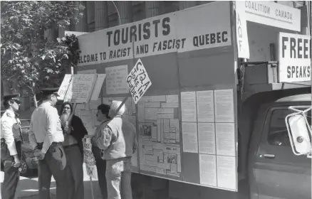  ?? JACQUES GRENIER LE DEVOIR ?? En 1988, un kiosque d’informatio­n accueille les touristes anglophone­s en leur souhaitant «Welcome to racist and facist Quebec».