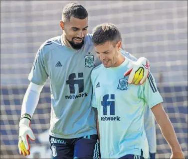  ??  ?? Robert Sánchez, junto a otro destacado jugador de la Premier, César Azpilicuet­a, capitán del Chelsea.