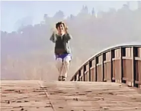  ??  ?? ► Rodrigo Sepúlveda filmó el episodio del puente en el clip musical del No.