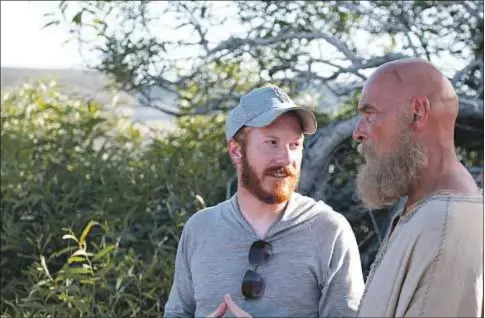  ?? Sony Pictures ?? Andrew Hyatt charla con James Faulkner durante el rodaje de Pablo, el apóstol de Cristo
