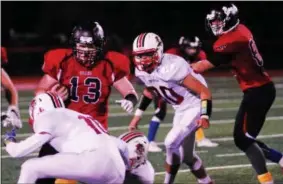  ?? ANDREW AURIGEMA - CONTIBUTOR ?? Chittenang­o quarterbac­k Brian Lamaitis barrels toward a VVS defender during a 15-14win on Friday, Oct. 5.