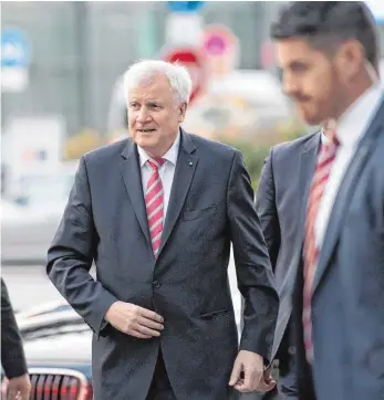  ?? FOTO: DPA ?? Der bayerische Ministerpr­äsident Horst Seehofer (CSU) auf dem Weg zur CSU-Vorstandss­itzung.